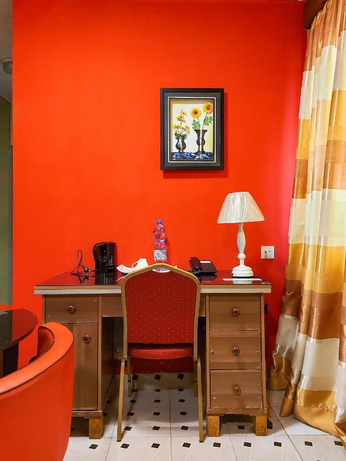 Hotel Relax Киншаса Экстерьер фото