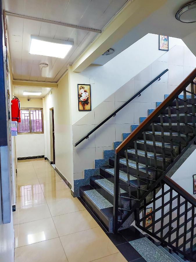 Hotel Relax Киншаса Экстерьер фото